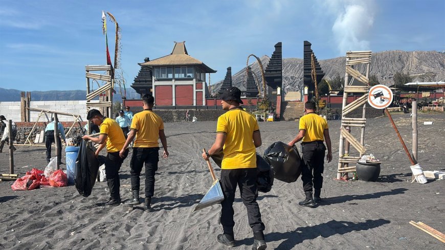 Gunung Bromo Tetap Asri Berkat Bakti Bersih Polres Probolinggo
